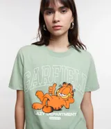 Remera verde con estampa de Garfield y texto "Garfield Lazy Department Since 1978".