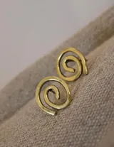 Par de aros pequeños de bronce con forma de espiral.