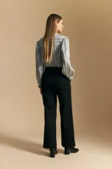 Pantalón negro de corte recto y tiro alto, con caída limpia y estructura en algodón con elastano.