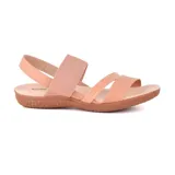 Sandalias bajas color salmón con tiras cruzadas y elásticas.