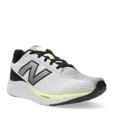 Championes de running New Balance Fresh Foam 680 V8, color gris con detalles en negro y amarillo flúor.