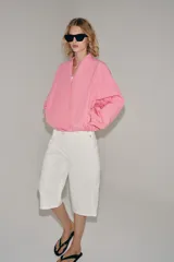 Chaqueta bomber ZW Collection de corte cruzado con escote en pico, manga larga abullonada con puños elásticos y bolsillos delanteros.