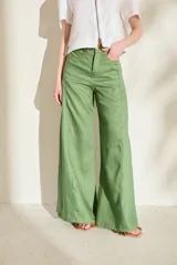 Pantalón wide leg de lino color verde, de tiro alto y corte amplio con costuras pespunteadas en contraste.