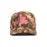 Gorro con visera tipo trucker, con estampado camuflado y bordados en color rosa con la leyenda "Mi Casa Es Su Casa" y las letras "LA".