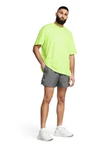 Short deportivo gris de Under Armour, confeccionado en tejido ligero de secado rápido. Presenta el logo de la marca en la pierna izquierda.