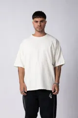 Remera oversize color crema de algodón suave con estampado trasero.