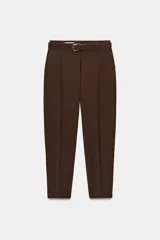 Pantalón de tiro alto con pinzas delanteras, bolsillos laterales y cierre frontal con cremallera y gancho. Incluye un cinturón a contraste con hebilla metálica.