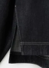Blusa de mezclilla negra con costuras en contraste, cuello alto y solapa trasera.