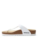 Sandalias tipo ojota Birkenstock modelo Gizeh, con capellada de material sintético blanco, hebilla metálica ajustable y plantilla anatómica de corcho y látex.