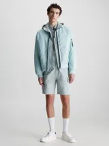 Bermuda cargo color celeste, de corte holgado, con bolsillos laterales y traseros.