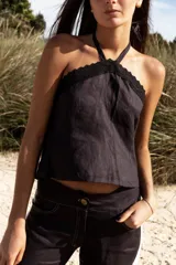 Top negro de lino con cuello halter, breteles finos que se atan en la espalda y puntilla de algodón en el escote.