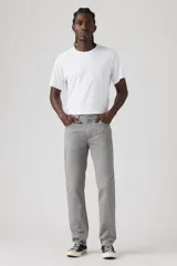 Pantalón de corte slim fit confeccionado en sarga de algodón con elastano, color gris. Presenta diseño clásico de cinco bolsillos, cierre de botón y cremallera, y costuras reforzadas.