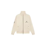 Campera con cierre completo Eme Studios, color beige arena, con cuello alto, bolsillos frontales con solapa y botón a presión, y detalles de bordado de la marca en el pecho y la manga.