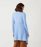 Cardigan largo de punto texturizado color ladrillo, con abertura frontal y terminación en puntas.