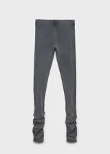 Pantalón ajustado tipo legging de tiro alto, confeccionado en tejido elástico con acabado efecto gamuza en color gris oscuro. Presenta cintura elástica y detalle de fruncido en los bajos.
