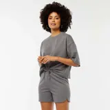 Short deportivo gris con cintura elastizada y cordón ajustable.