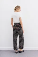 Pantalon tipo palazzo de tiro alto, confeccionado en viscosa estampada con diseño geométrico multicolor. Presenta cierre lateral invisible y bolsillos diagonales.