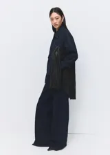 Pantalón jeans de corte wide leg en color azul marino, de tiro medio y confeccionado en algodón resistente.