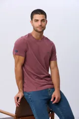 Remera básica de manga corta con cuello redondo, confeccionada en tejido de algodón. Presenta un pequeño logo bordado en el pecho.