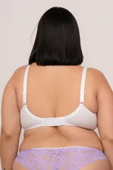 Soutien reductor con aro, confeccionado en combinación de lycra y puntilla elastizada. Presenta copas con encaje floral en color lila y base con laterales en color blanco, con breteles elásticos regulables y cierre de broches en la espalda.