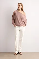Blusa rosada de manga dolman larga, con escote asimétrico estilo hombro caído y detalle de abertura en la manga.