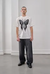 Pantalón de jean gris oscuro, corte amplio y tiro alto.