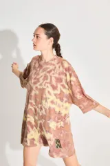 Sweater tipo remerón oversize con proceso artesanal batik en tonos marrones y amarillos.