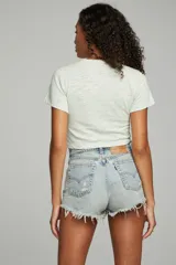 Crop top verde claro con estampado de flores y la frase "Be Kind to Mother Nature".