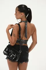 Top halter corto color borgoña, completamente cubierto de lentejuelas brillantes. Presenta un escote pronunciado en V.