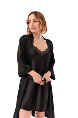 Bata de seda color blanco con mangas 3/4 y detalles de encaje negro en el escote.