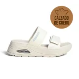 Sandalia casual de cuero color beige, con dos tiras anchas en el empeine, plataforma con cámara de aire visible en el talón y cierre de velcro ajustable.