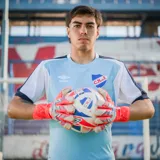 Camiseta de arquero Umbro del Club Nacional de Football, temporada 2024. Diseño en color azul marino con paneles laterales blancos y detalles en rojo en las mangas. Incluye logo de Umbro y escudo del club en el pecho.