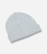 Gorro tipo beanie de tejido de punto acrílico, con diseño básico y borde doblado. Presenta una pequeña etiqueta frontal decorativa.