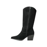 Bota estilo texana de caña alta, confeccionada en gamuza negra. Presenta un diseño clásico con costuras decorativas, punta fina y un taco cuadrado de altura media. Incluye un detalle metálico con la letra V en la parte superior de la caña.