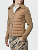 Cárdigan híbrido Moncler con frente acolchado tipo puffer y mangas y espalda de tejido de punto. Presenta cuello alto, cierre frontal con cremallera y parche con logo en la manga.