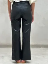 Pantalón de gabardina color violeta metalizado, de corte recto y con aberturas en el ruedo.