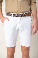 Bermuda de corte clásico confeccionada en una mezcla de ramio y algodón, con bolsillos laterales y cierre frontal.