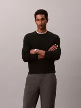 Pantalón tipo jogger de corte regular y estilo formal, confeccionado en tejido elástico de nailon y elastano. Presenta cintura elástica, bolsillos laterales y un diseño de pierna recta con acabado pulido.