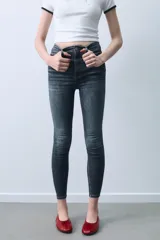 Jeans skinny de tiro alto en color negro, confeccionados en tejido super elástico de cinco bolsillos, con cierre frontal de cremallera y botón metálico.