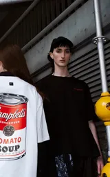 Remera blanca de manga corta, con cuello redondo y calce regular. En la espalda presenta un gran estampado inspirado en la icónica lata de sopa Campbell's de Andy Warhol.