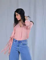 Camisa azul de mangas largas con cuello en V y lazo con flecos.