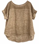 Blusa color tostado con diseño de mangas cortas con vuelta y cuello redondo.