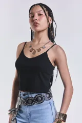 Musculosa corta de morley color negro, con tirantes finos y escote en V.