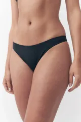 Bombacha de bikini negra tipo vedetina de tiro medio, con diseño clásico y liso.