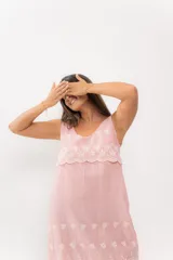 Camisón corto de algodón color celeste claro con bordado inglés blanco en el busto y el ruedo. Diseño de tirantes finos y escote redondo.