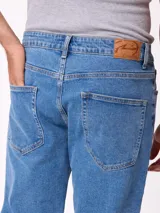 Jean de corte recto en color azul claro, con diseño clásico de cinco bolsillos, cierre frontal con botón y costuras reforzadas.