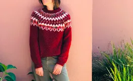 Sweater tejido a mano color mostaza con diseño geométrico en el canesú en tonos azul marino, blanco y verde.