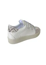 Zapatillas blancas de cuero con detalles en cuero gamuzado color beige en la puntera y ajuste con velcro. Presenta detalle de cuero con estampado reptil en el talón.