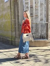 Bandolera color arena, confeccionada 100% en cuero con forro interno de tela.