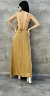 Vestido largo color camel con espalda descubierta y tirantes finos.